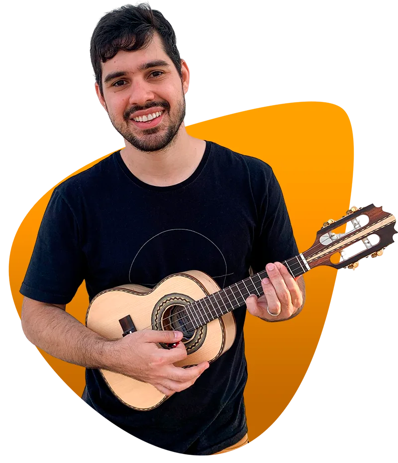 Professor Victor Cazzoli segurando seu cavaquinho