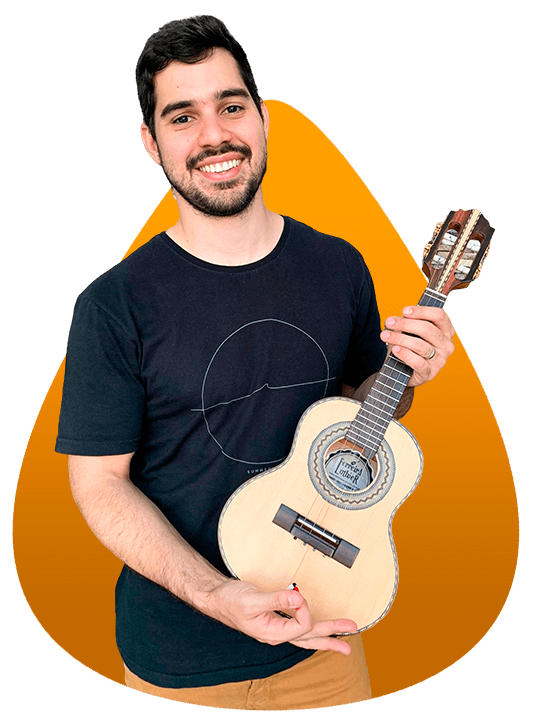 Pessoas de diferentes idades aprendendo cavaquinho